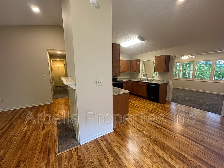 1029 Surmont Ct — Photo 4