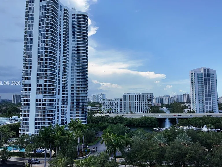 3600 Mystic Pointe Dr #1111 — Photo 24