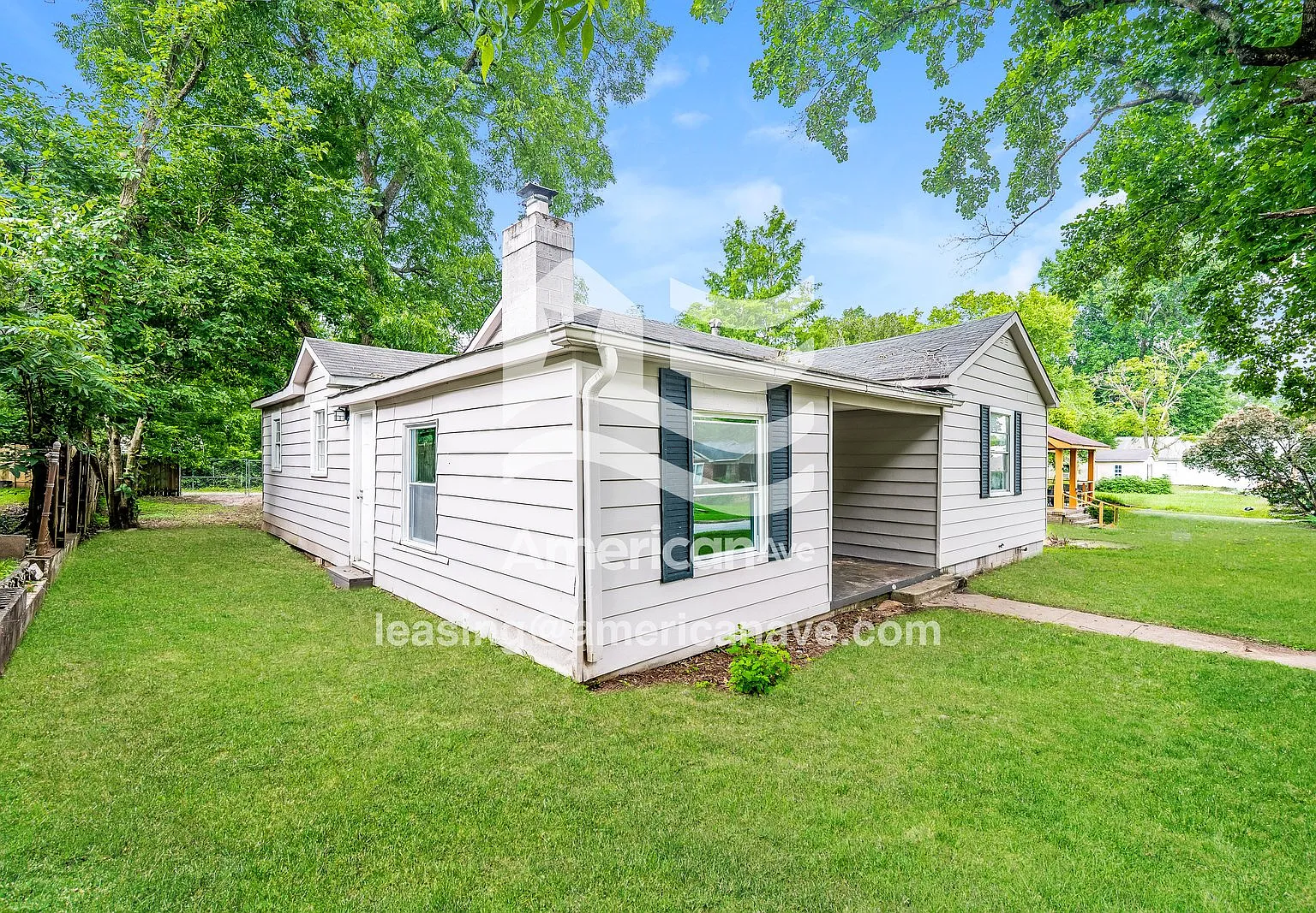 3 bed, 1.0 bath, 1344 sqft, $1,097 — Photo 2