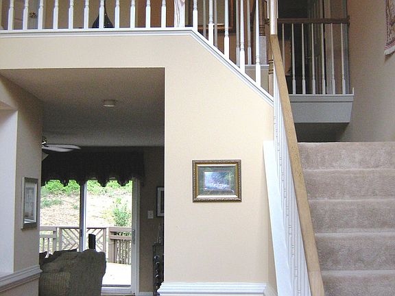 2 story foyer/dual staircases