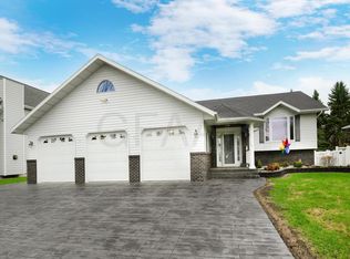 1963 Prairie Rose Ct, Grand Forks, ND 58201