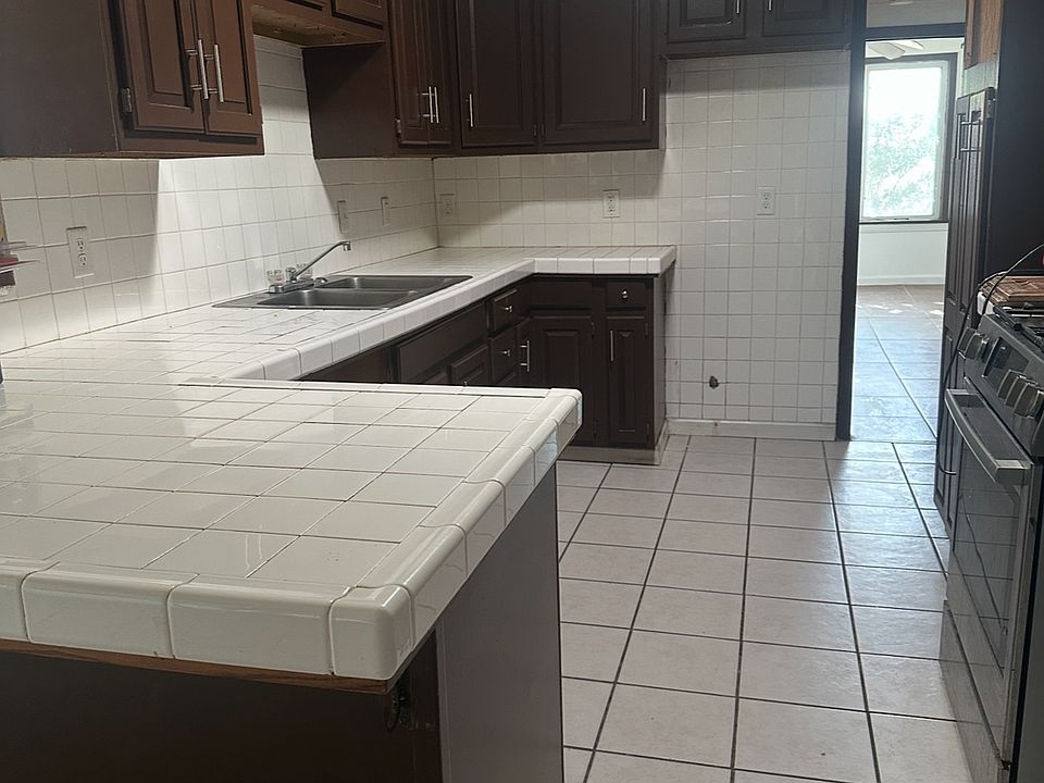 1st image of 1001 W 7th St