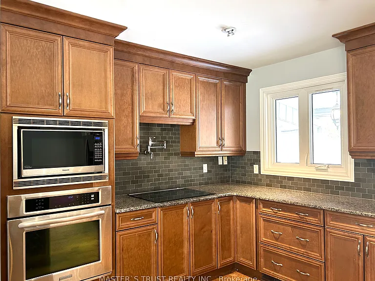 5183 Cherryhill Cres — Photo 12