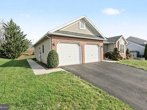 3rd image of 33 Blue Spruce Dr