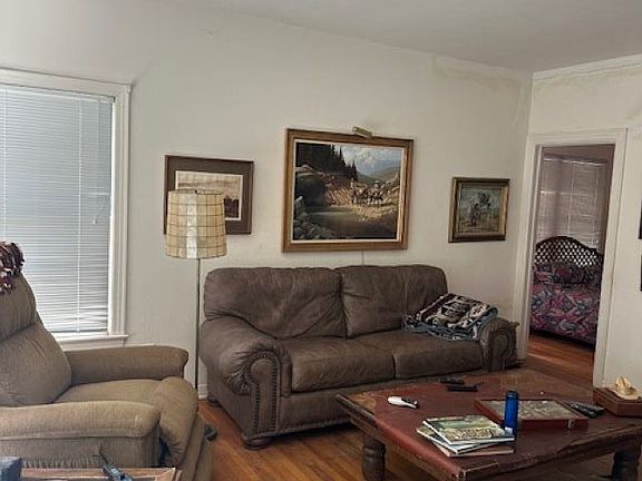 3rd image of 844 Laurel