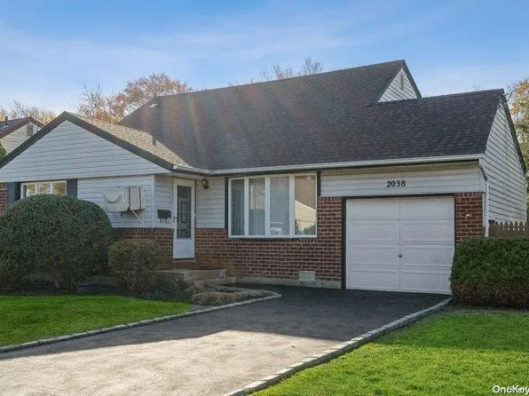 2038 Brook Lane, Seaford, NY 11783
