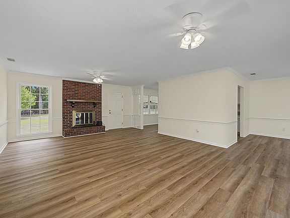 3rd image of 104 Honeysuckle Rd