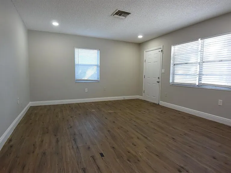 5845 Elm St — Photo 5