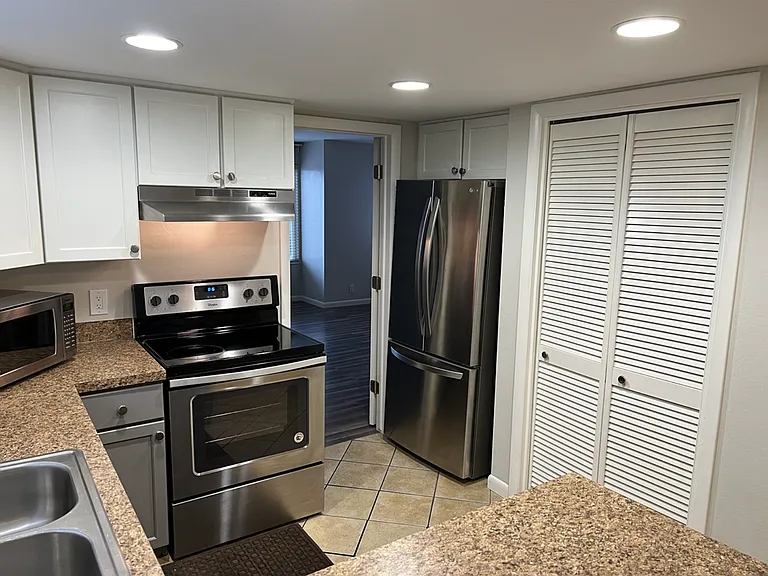 1813 S Laurelhurst Dr #1 — Photo 13