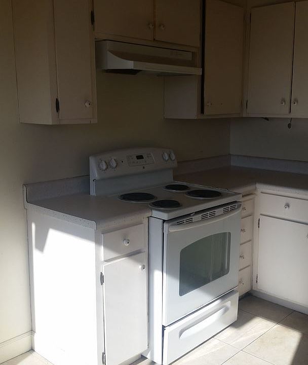2nd image of 615 20th St APT A