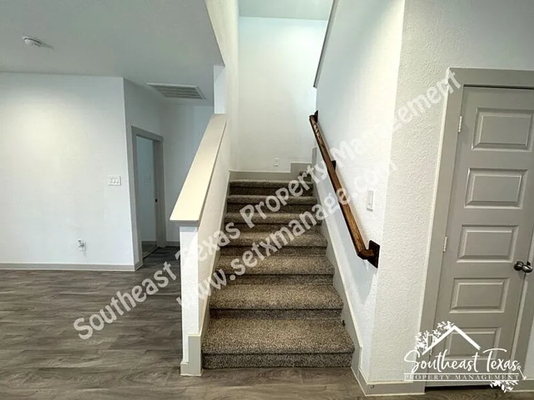 111 Lakeway Cir — Photo 17
