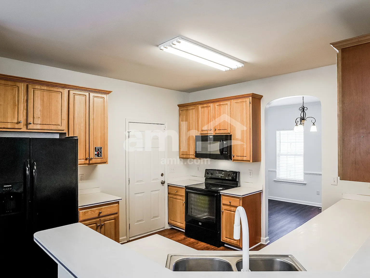 4 bed, 3.0 bath, 2468 sqft, $2,405 — Photo 4