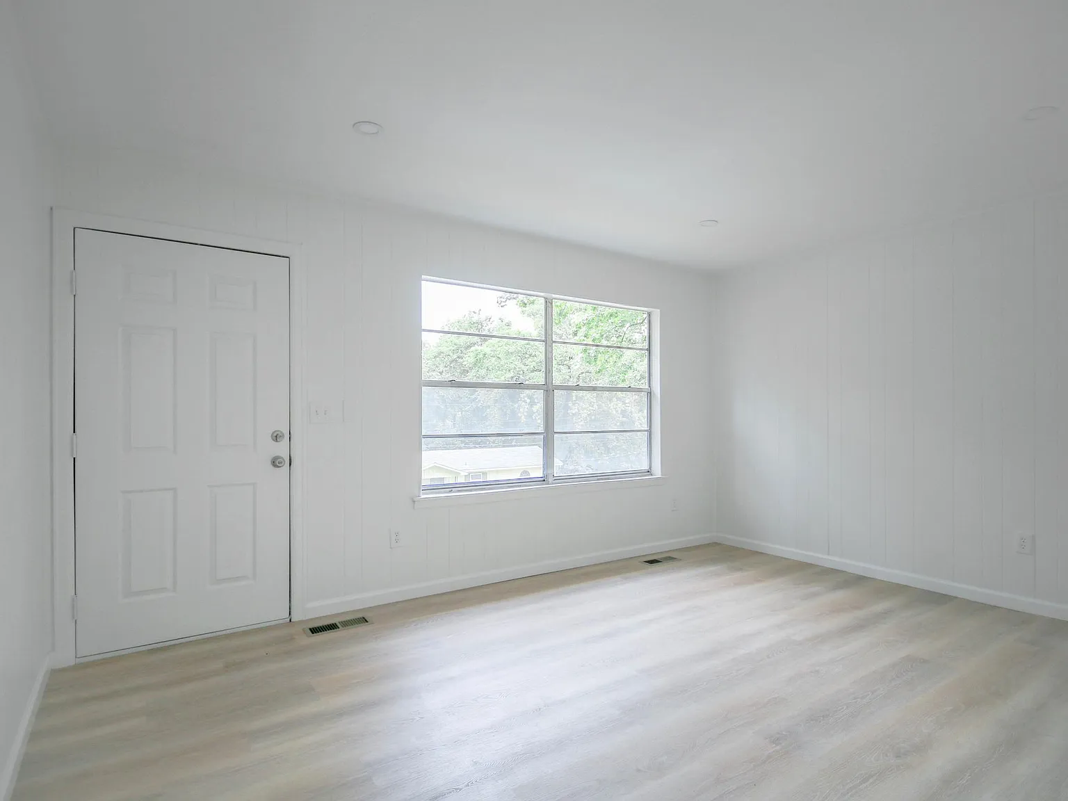 3 bed, 960 sqft, $1,300 — Photo 3