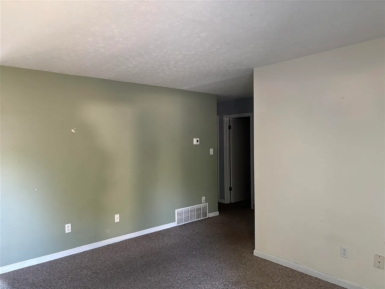 3 bed, 1000 sqft, $1,200 — Photo 3