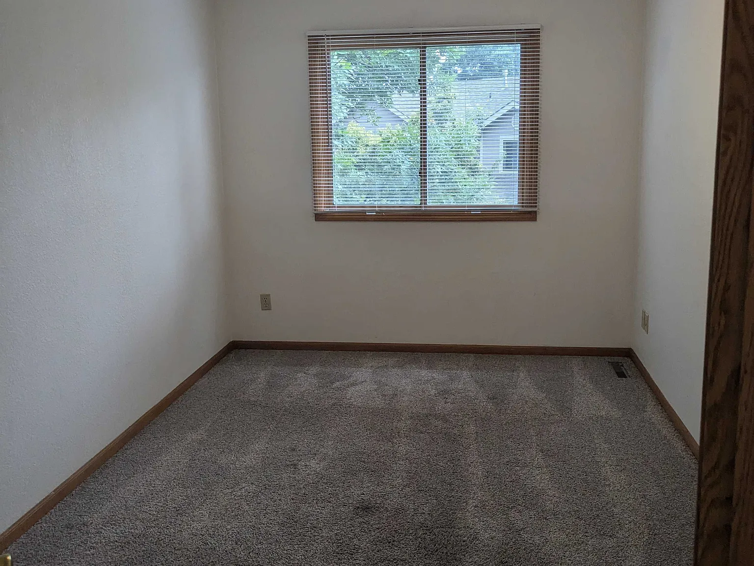 4 bed, 1833 sqft, $1,000 — Photo 4