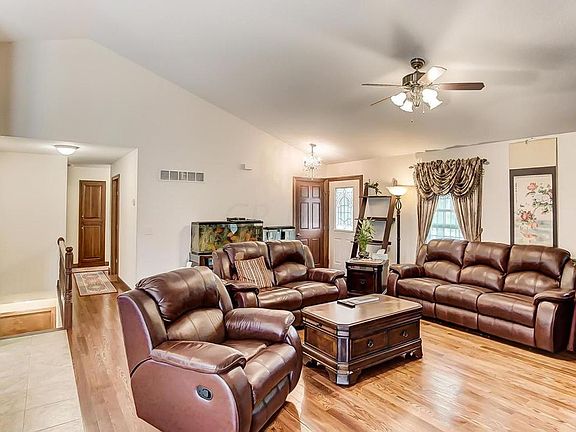 4th image of 80 Woodlake Trl