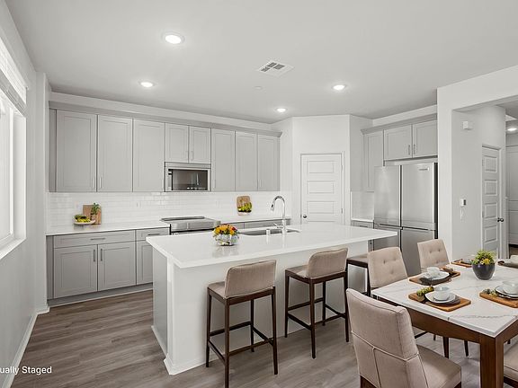 3rd image of 1052 Fuchsia Cir