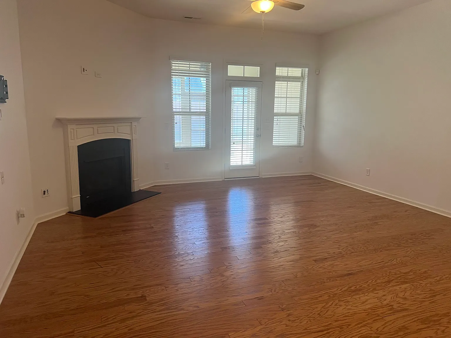 3 bed, 2503 sqft, $2,295 — Photo 3