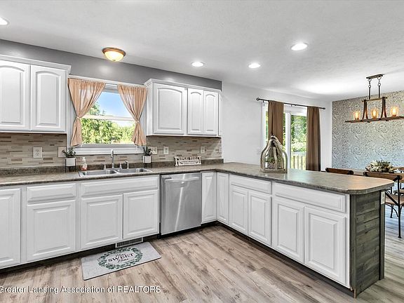 3rd image of 10420 Oakridge Dr