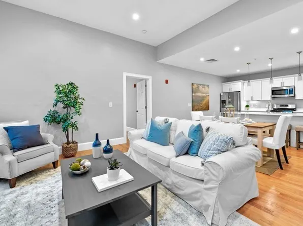 162 Federal St #3, Salem, MA 01970