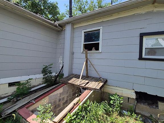 5th image of 925 E Wilson St