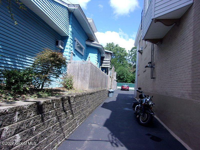 4th image of 2119 Broadway