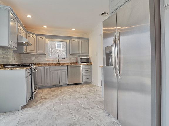 3rd image of 662 Ten Eyck Ave