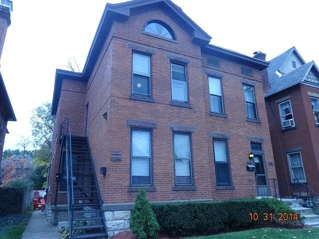 240 W Hubbard Ave