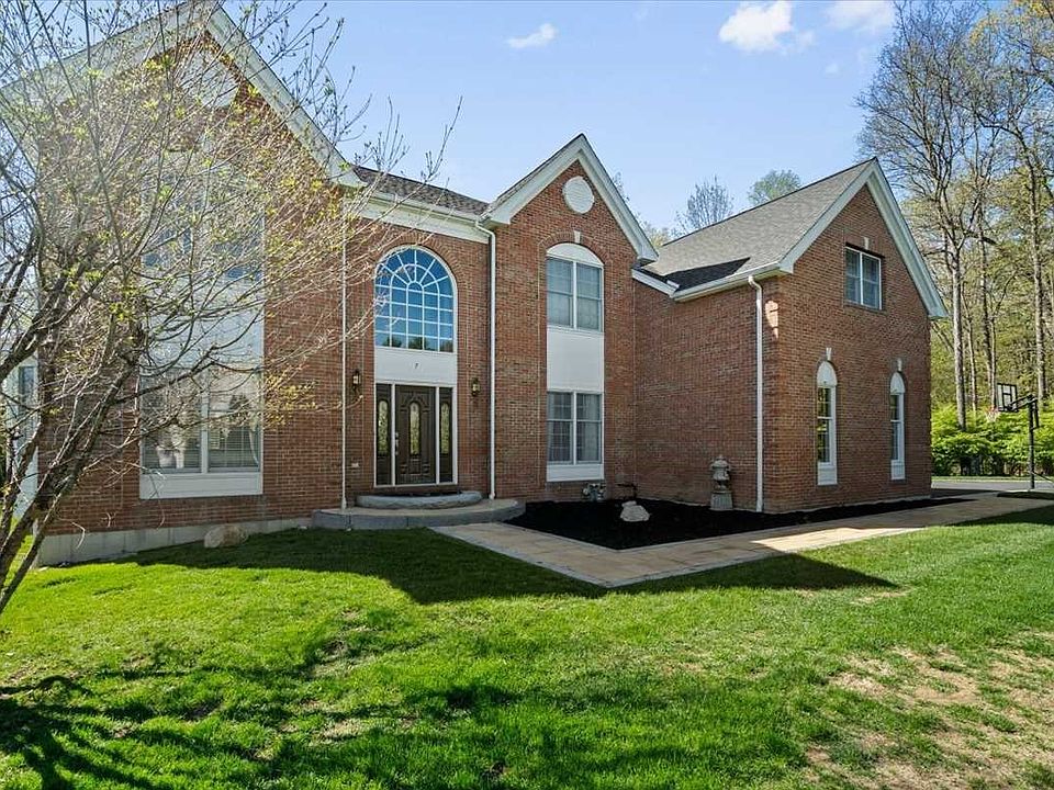 1st image of 7 Dickinson Cir