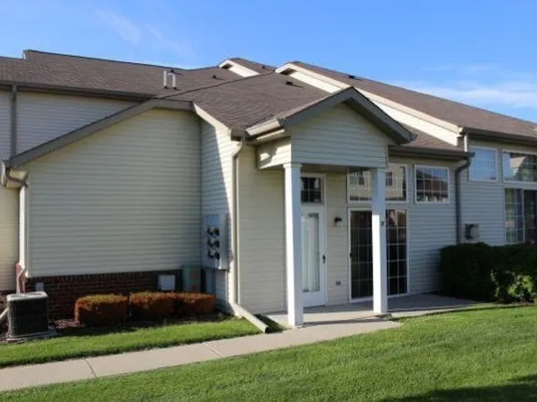 2412 Fox River Pkwy, Waukesha, WI 53189