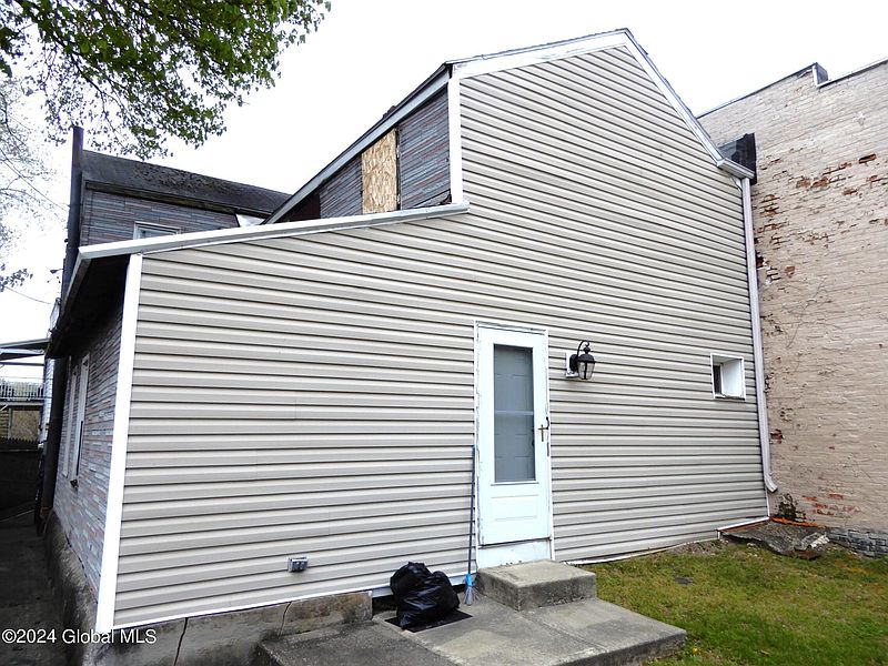 3rd image of 626 1st Avenue