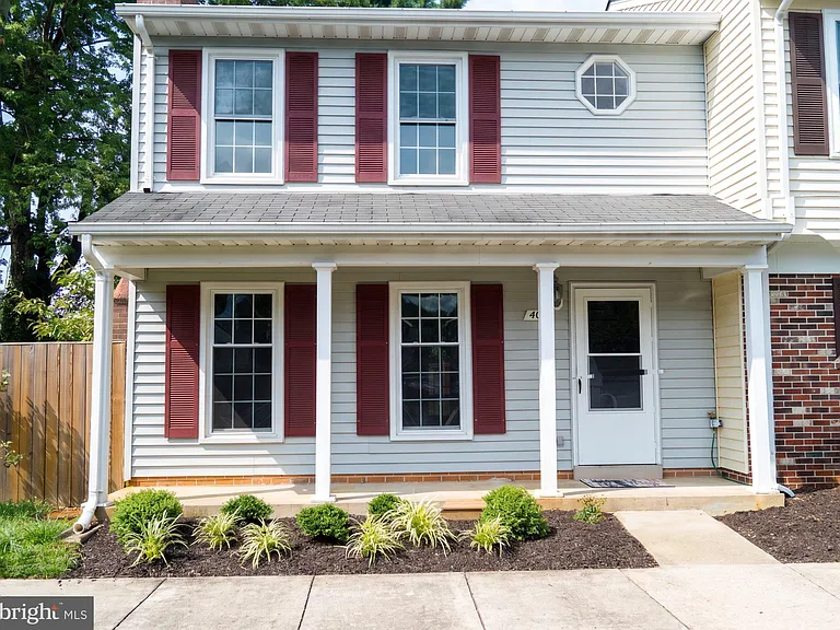 402 Forest Ct — Photo 1