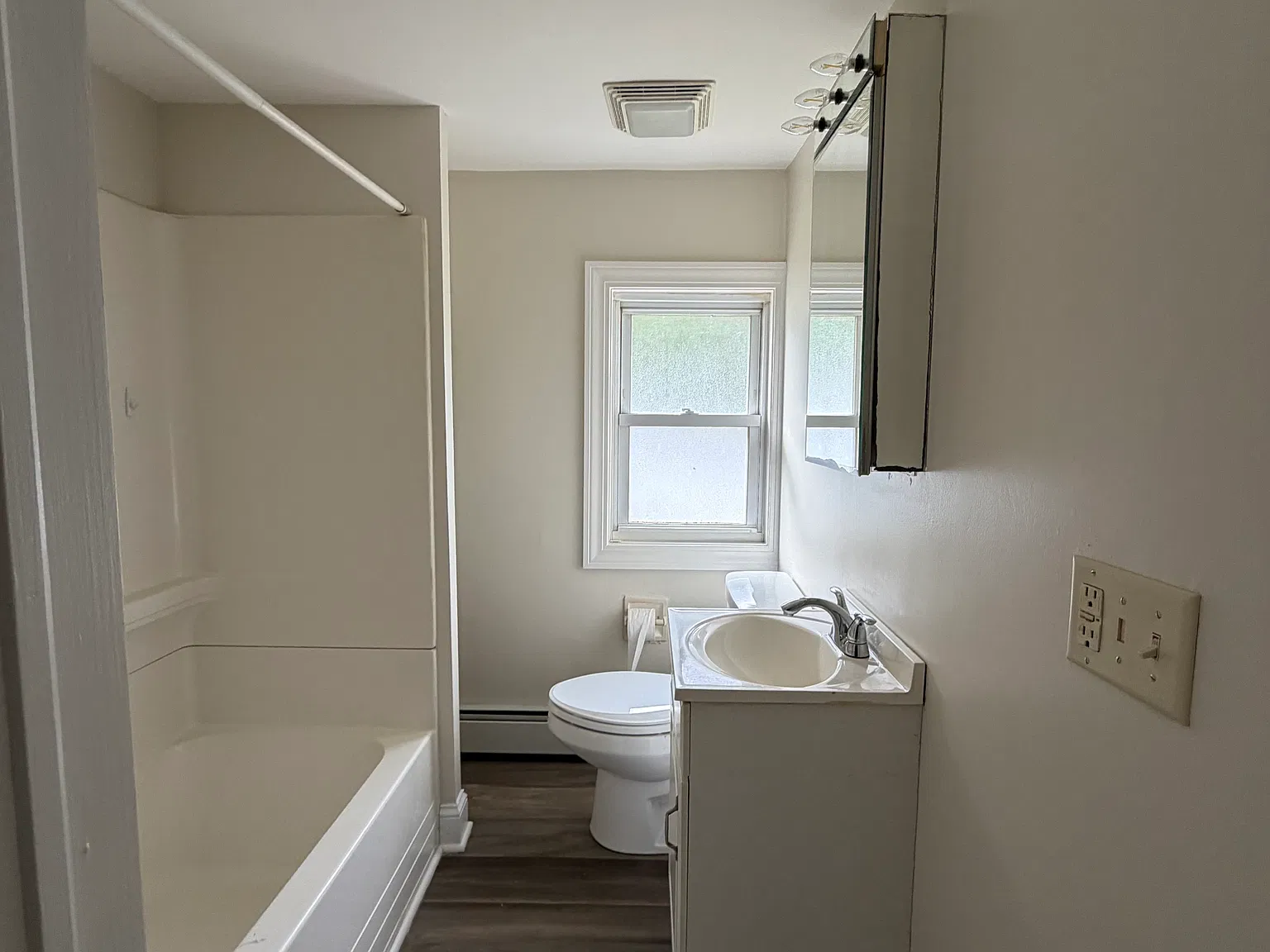 3 bed, 850 sqft, $2,500 — Photo 3