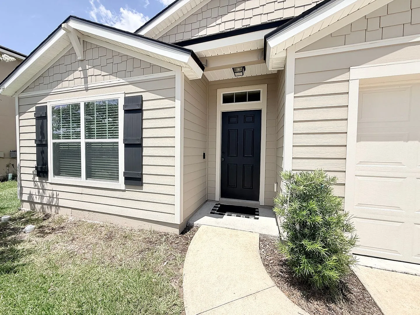 Spacious 4BR Home with Large Fenced Yard & Community Pool — Photo 2