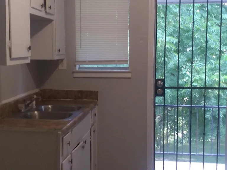 2116 Howell Ave — Photo 5