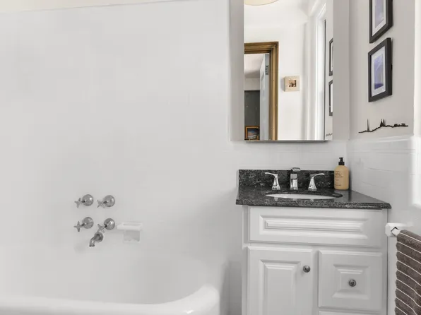 333 East 53rd Street image 4 of 10