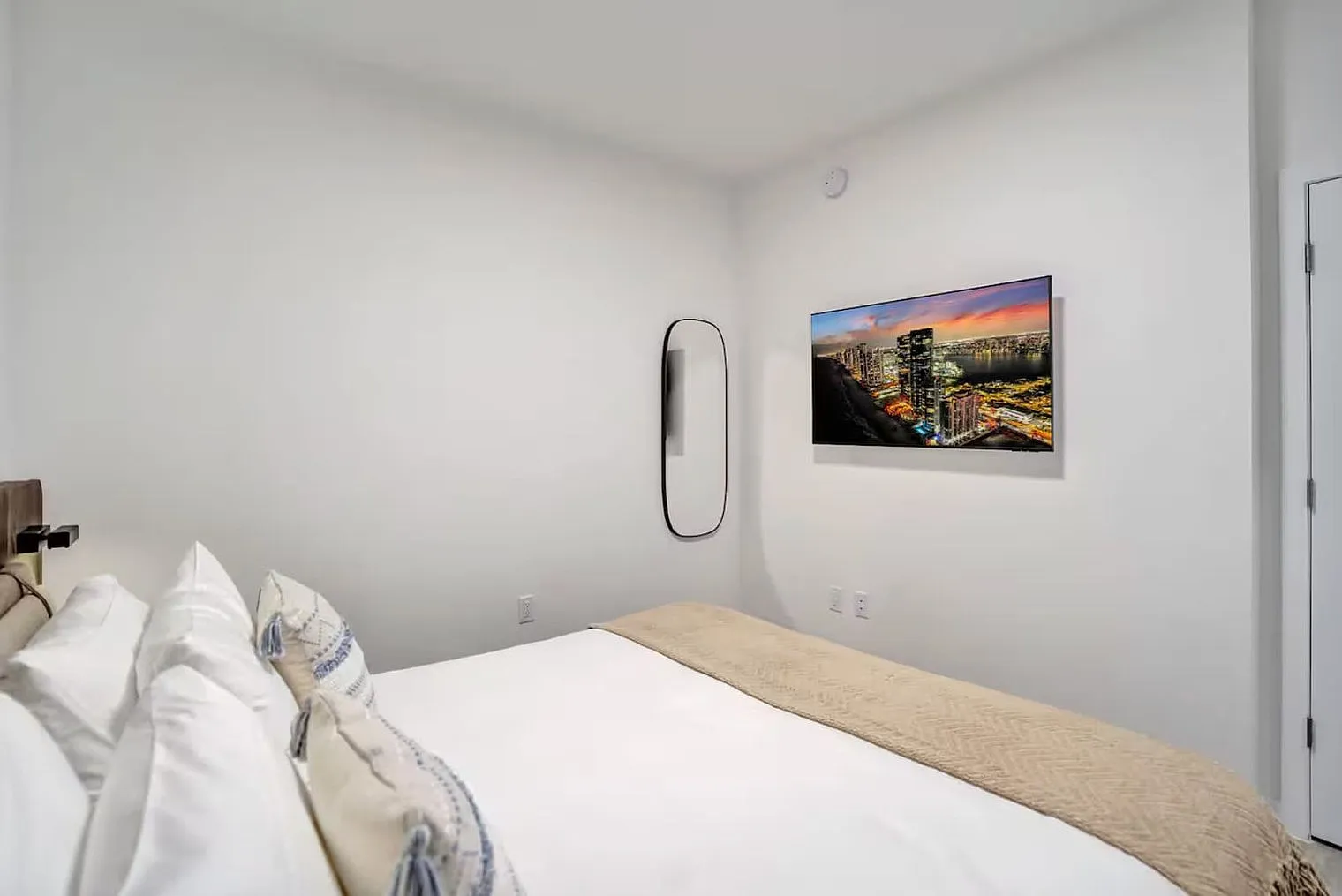 1 bed, 1.0 bath, 592 sqft, $6,204 — Photo 3