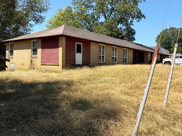 215 Ochiltree St, Daingerfield, TX 75638