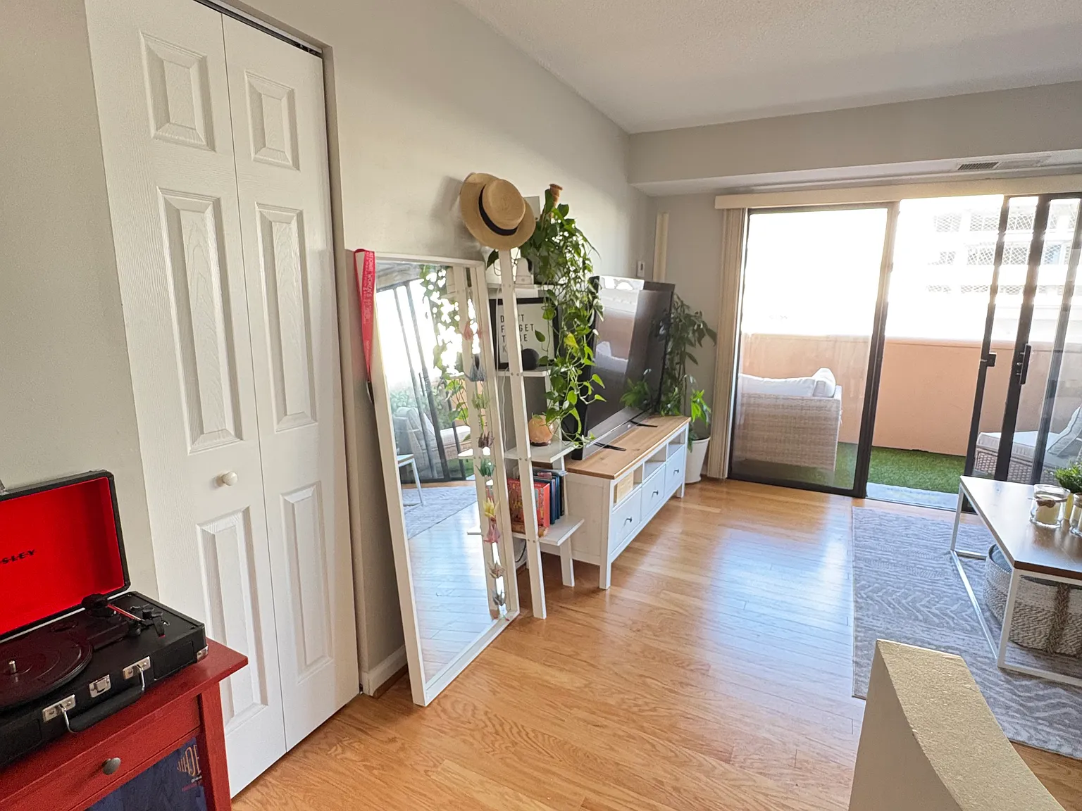 2 bed, 864 sqft, $3,750 — Photo 2