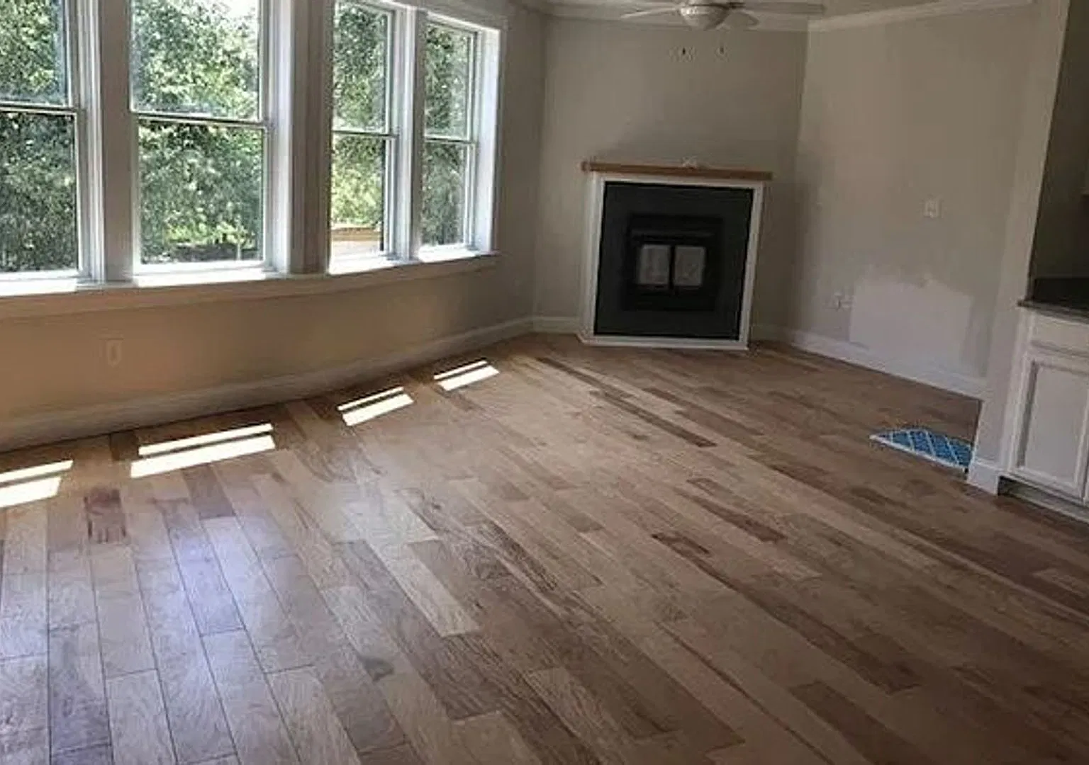 Charming 2 Bedroom-No Broker Fee — Photo 2
