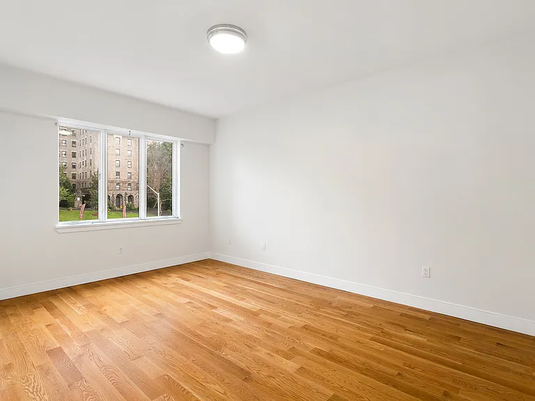 2727 Henry Hudson Pkwy W #303 — Photo 5