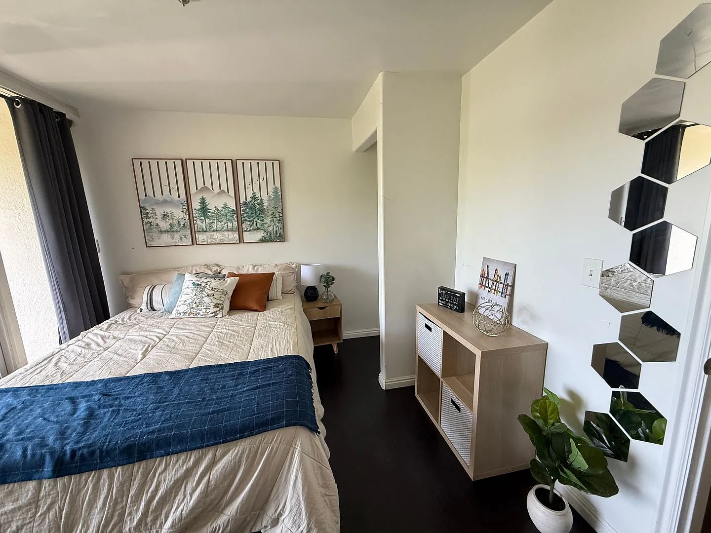 Spacious Modern-Style Furnished Private Guy Room Floor to Ceiling windows - 3 block from U campus — Photo 3