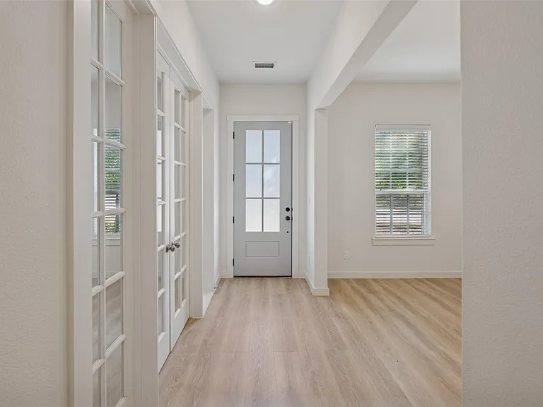 928 Marian Dr — Photo 2