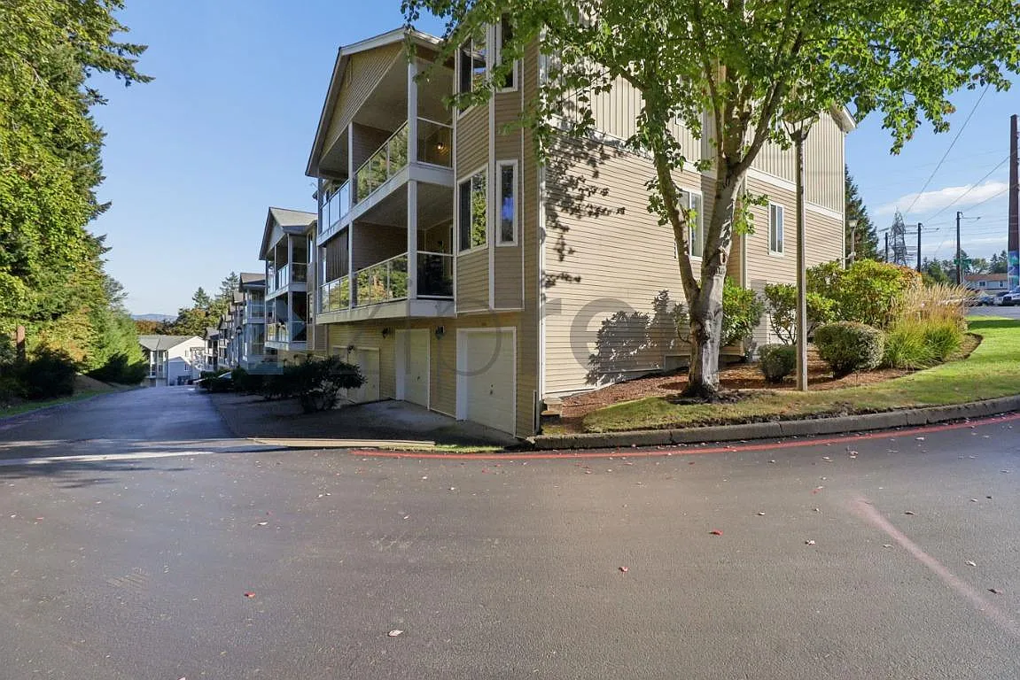 2 bed, 970 sqft, $2,400 — Photo 2
