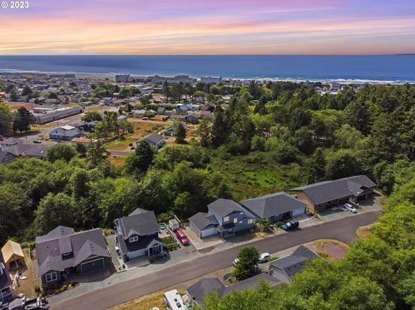 345 N Juniper Ct, Rockaway Beach, OR 97136