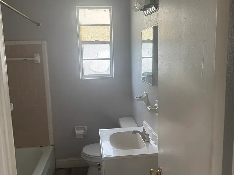 1813 W 6th St #4 — Photo 6