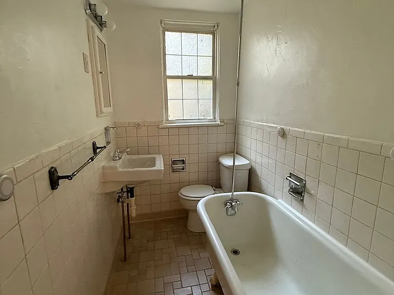 2824 Clermont Ave — Photo 8