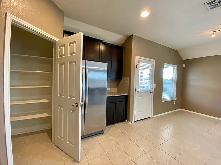 466 Eagle Brook Ln — Photo 7