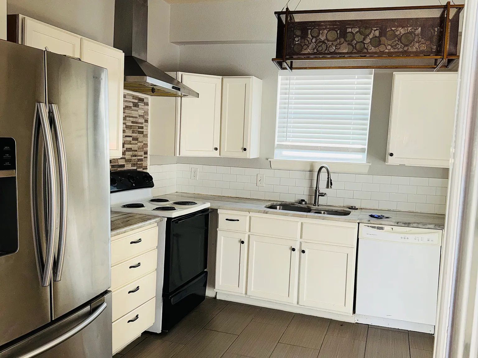 3 bed, 1494 sqft, $1,900 — Photo 1