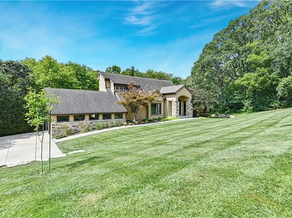 445 Navajo Ln W, Shawnee, KS 66217